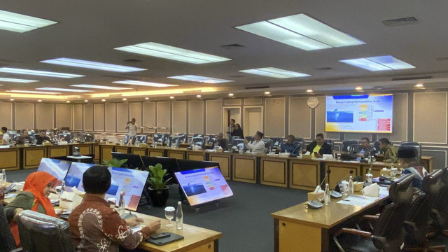 Komisi XIII DPR RI rapat bersama KPAI, Senin (26/5/2025). Foto: Haya Syahira/kumparan