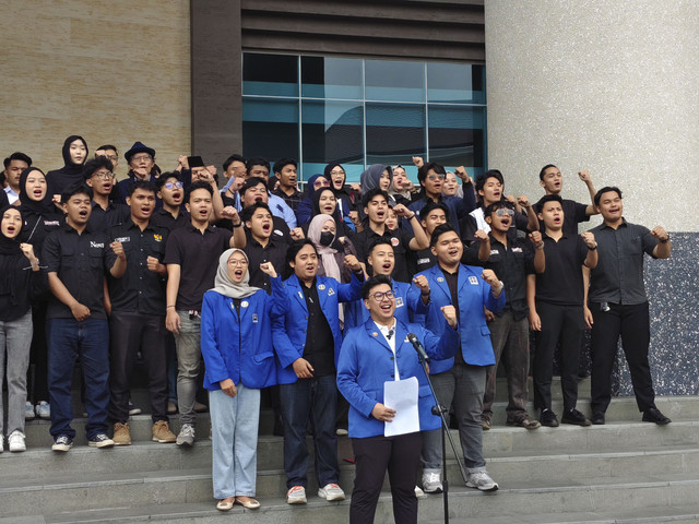 Civitas academica FH UII memberikan pernyataan sikap, Senin (26/5/2025). Foto: Arfiansyah Panji Purnandaru/kumparan