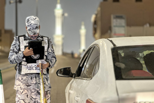 Aparat keamanan Arab Saudi memeriksa Nusuk haji jemaah pada musim haji 2025. Nusuk adalah izin legal untuk naik haji. Foto: Dok. Security KSA