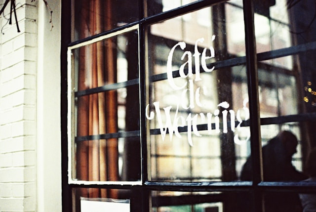 Cafe di Kaliurang. Foto hanyalah ilustrasi, bukan tempat yang sebenarnya. Sumber: Unsplash/Ehud Neuhaus