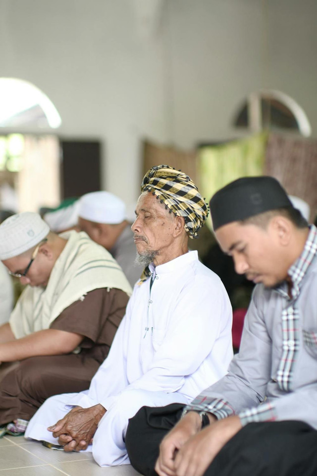 Muslim di Thailand sedang berjamaah sholat Jum'at. (foto : Irwan Zahuri - pexels.com)