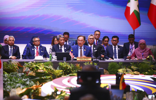 Perdana Menteri Malaysia Anwar Ibrahim (tengah) membuka Konferensi Tingkat Tinggi (KTT) ASEAN ke-46 di Kuala Lumpur Convention Centre (KLCC), Kuala Lumpur, Senin (26/5/2025).  Foto: Virna Puspa Setyorini/ANTARA FOTO 