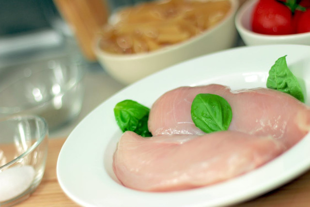 Ilustrasi Cara Fillet Dada Ayam. Pexels/JÉSHOOTS