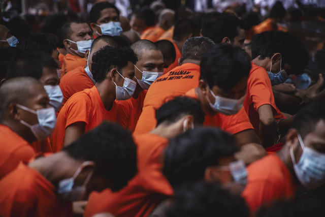 Sejumlah tahanan dihadirkan dalam konferensi pers kasus kejahatan hasil Operasi Brantas Jaya 2025 di Polda Metro Jaya, Senin (26/5/2025). Foto: Jamal Ramadhan/kumparan