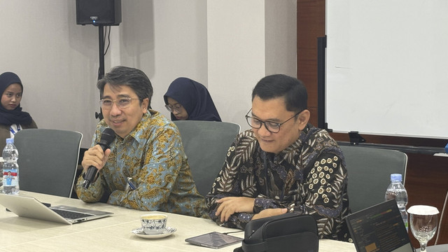 Kepala Departemen Kebijakan Makroprudensial Bank Indonesia Solikin M. Juhro dan Direktur Eksekutif Departemen Komunikasi Bank Indonesia, Ramdan Denny Prakoso dalam Taklimat Media, Senin (26/5/2025). Foto: Ave Airiza Gunanto/kumparan
