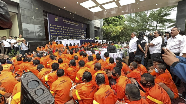 Tersangka dan barang bukti Operasi Brantas Jaya 2025 di Polda Mentro Jaya, Jakarta Selatan, Senin (26/5/2025). Foto: Rayyan Farhansyah/kumparan