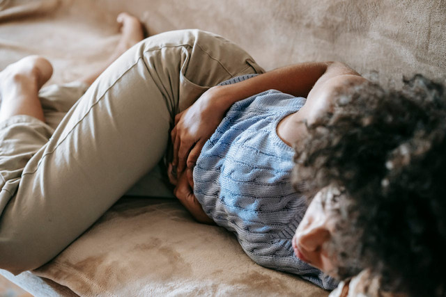 Ilustrasi seorang perempuan sedang mengalami heartburn. Foto: Pexels.com