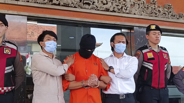 WN Australia berinisial LLA saat dihadirkan dalam jumpa pers di Halaman Mapolda Bali, Senin (26/5/2025). Foto: Denita BR Matondang/kumparan
