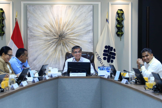 Menteri Ketenagakerjaan (Menaker) saat menerima desakan nelayan dan pekerja perikanan yang tergabung dalam Jejaring Serikat Pekerja/Serikat Buruh Sektor Maritim Indonesia di Kemenaker, Jakarta, Senin (26/5/2025). Foto: Kemnaker RI