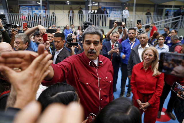 Presiden Venezuela Nicolas Maduro berinteraksi dengan para pendukungnya setelah memberikan suara dalam pemilihan parlemen negara tersebut, di Caracas, Venezuela, Minggu (25/5/2025). Foto: Leonardo Fernandez Viloria/REUTERS