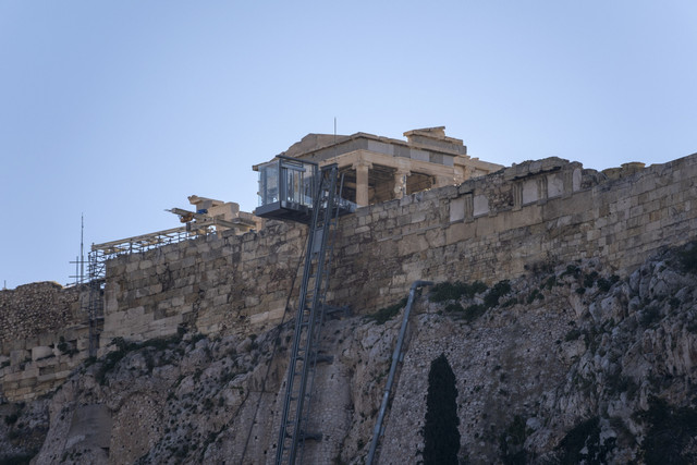 Lift khusus untuk difabel di Acropolis, Yunani Foto: rawf8/Shutterstock