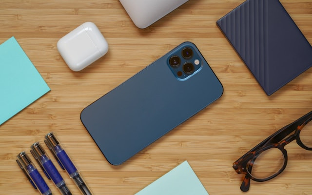 Ilustrasi TWS Terbaik untuk iPhone. Foto: Unsplash.com/Cristofer Maximilian