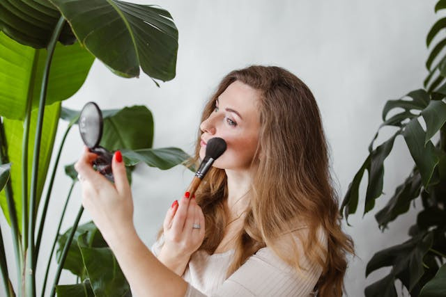 Ilustrasi  rekomendasi blush on lokal terbaik dan tahan lama . Sumber: Pexels/Polina Tankilevitch.
