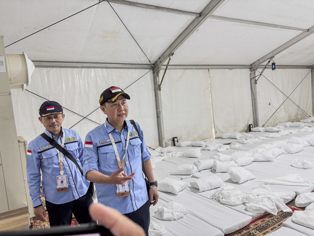 Dirjen Penyelenggaraan Haji dan Umrah Hilman Latief mengecek tenda di Arafah. Foto: Moh Fajri/kumparan