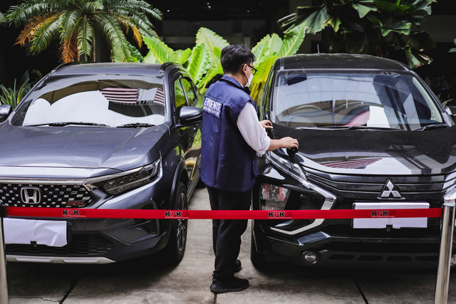 Petugas KPK melihat kondisi kendaraan yang disita oleh KPK dari penggeledahan terkait kasus dugaan korupsi Kemenaker di Gedung Merah Putih KPK, Jaksel, Senin (26/5/2025). Foto: Jamal Ramadhan/kumparan