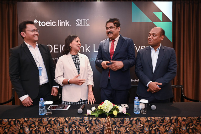 Jenny Lee selaku CEO ITC dan Ratnesh Kumar Jha, General Manager of TOEIC bersama Pushkar Saran, Executive Director of ETS for Institutional Programs in Southeast Asia (Pojok kanan) dan Harry Pratama, General Manager of Business ITC (Pojok Kiri) memperkenalkan TOEIC Link sebagai Inovasi asesmen kecakapan bahasa Inggris daring generasi terbaru yang fleksibel, cepat, dan dapat disesuaikan dengan kebutuhan spesifik setiap organisasi.