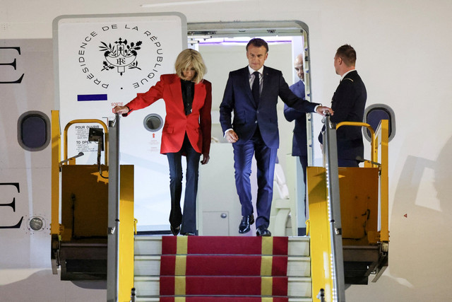 Presiden Prancis Emmanuel Macron dan istrinya Brigitte Macron tiba di Bandara Internasional Noi Bai, Hanoi, Vietnam, Minggu (25/5/2025). Foto: Chalinee Thirasupa/REUTERS