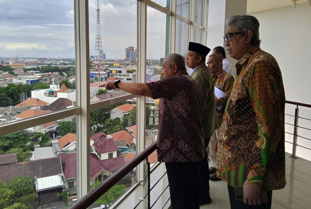 Menteri Agraria dan Tata Ruang/Kepala Badan Pertanahan Nasional (ATR/BPN) Republik Indonesia, Nusron Wahid (kopyah hitam) bersama Prof M Nuh dan jajaran rektorat Unusa. Foto: Masruroh/Basra