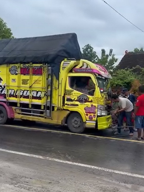 Kendaraan yang terlibat kecelakaan lalu lintas beruntun di Jalan Raya Bojonegoro-Ngawi, turut Desa Ngraho, Kecamatan Ngraho, Kabupaten Bojonegoro. Senin (26/05/2025) (Aset: Istimewa)