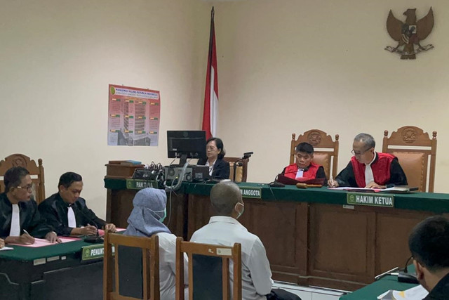 Sri Maryani dan Taufik Eko Nugroho duduk di kursi terdakwa, di Pengadilan Negeri Semarang, Senin (26/5/2025). Foto: Intan Alliva Khansa/kumparan