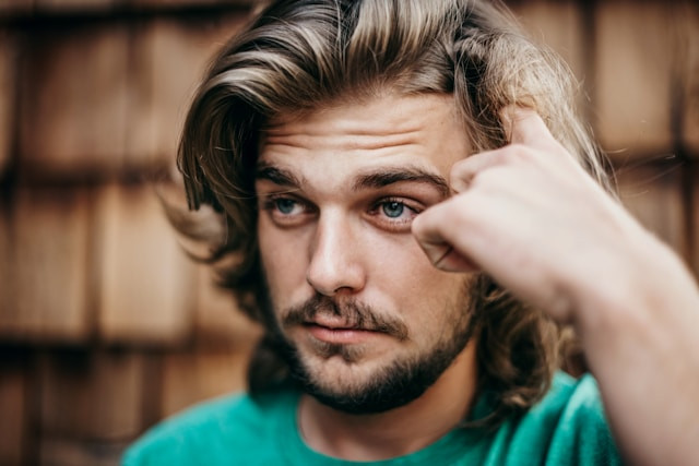 Ilustrasi untuk Rekomendasi Pomade untuk Rambut Lurus. Sumber: Unsplash/Tim Mossholder