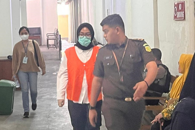 Zara Yupita Azra berjalan memasuki ruang sidang di Pengadilan Negeri Semarang, Senin (26/5/2025). Foto: Intan Alliva Khansa/kumparan