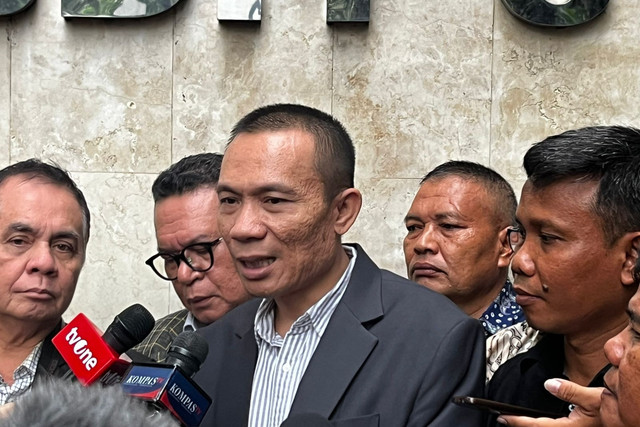 Rismon Sianipar usai menjalani pemeriksaan terkait ijazah palsu Presiden ke-7 Joko Widodo atau Jokowi di Polda Metro Jaya, Jakarta, Senin (26/5/2025). Foto: Rayyan Farhansyah/kumparan