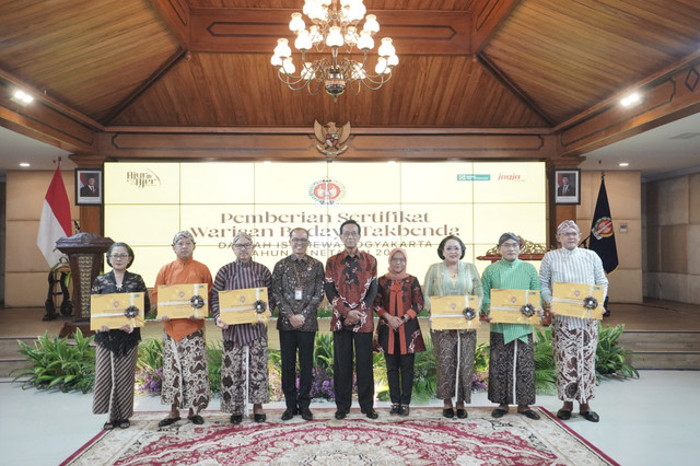 Gubernur DIY, Sultan HB X, menyerakan sertifikat penetapan WBTb kepada Keraton Yogyakarta dan seluruh Pemkot/Pemkab, Senin (26/5). Foto: Pemda DIY
