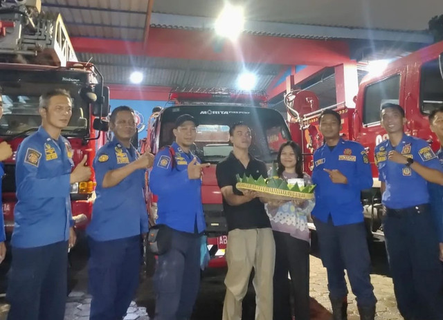Irfan dan Aisyah foto bersama petugas Damkarmat Kota Yogya setelah dapat kejutan ulang tahun, Minggu (25/5). Foto: Dok. Damkarmat Kota Yogya
