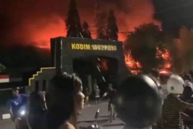 Kebakaran melanda Markas Komando Distrik Militer (Kodim) 1307/Poso, Senin (26/5/2025). Foto: ANTARA/HO-Dokumentasi Pribadi