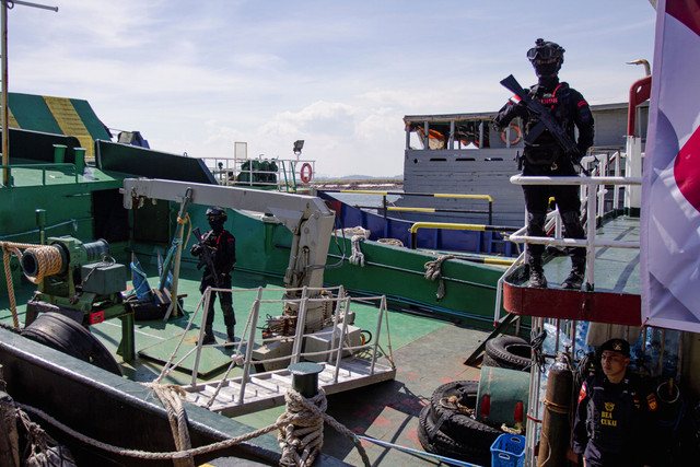 Personel Brimob berjaga di atas Kapal Motor Sea Dragon Tarawa saat pengungkapan kasus penyelupan sabu-sabu di Pelabuhan Bea Cukai Batam, Kepulauan Riau, Senin (26/5/2025). Foto: Teguh Prihatna/ANTARA FOTO