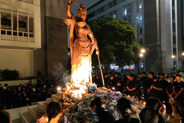 Mahasiswa Fakultas Hukum UGM menggelar doa bersama dan tabur bunga di depan Patung Dewi Keadilan FH UGM untuk mengenang Argo Ericko Achfandi, Senin (26/5/2025). Foto: Arfiansyah Panji Purnandaru/kumparan