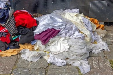 Tumpukan Limbah Pakaian Bekas. Sumber: https://www.shutterstock.com/image-photo/big-pile-discarded-clothing-dump-site-2045522483