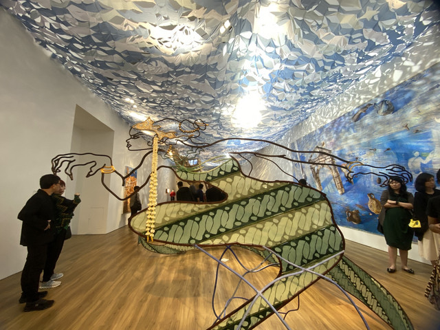 Instalasi Nyai Roro Kidul dalam pameran tunggal Kei Imazu The Sea is Barely Wrinkled di Museum MACAN (Dok. Hidayat Adhiningrat)