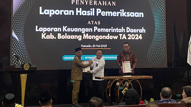Bupati Bolaang Mongondow, Yusra Alhabsyi, menerima piagam Opini WTP dari BPK RI Perwakilan Sulawesi Utara.