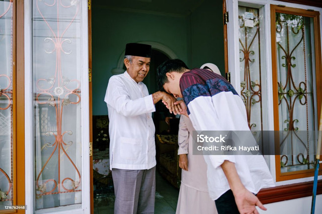 ketika seorang anak bahagia bisa lebaran bersama keluarga dikampung halaman. Foto : unsplash.com