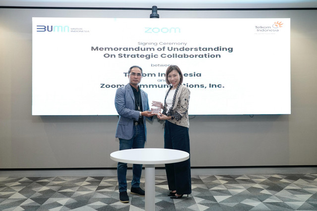 Direktur Group Business Development Telkom Honesti Basyir (kiri) dan Head of Zoom Indonesia, Malaysia, Filipina, dan Vietnam, Ka Yee Chan (kanan) di acara seremoni penandatanganan MoU antara PT Telkom Indonesia (Persero) Tbk (Telkom) dan Zoom Communications, Inc. (Zoom) yang berlangsung di Telkom Landmark Tower (TLT) Jakarta, beberapa waktu lalu. Foto: Dok. Telkom