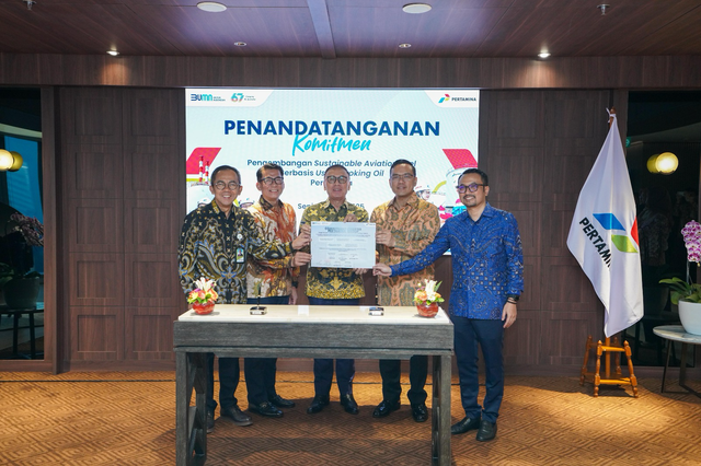 Pertamina pada penandatanganan komitmen pengembangan Used Cooking Oil to Sustainable Aviation Fuel (USAF) di Grha Pertamina, Jakarta, Senin (26/5/2025). Foto: Dok. Pertamina