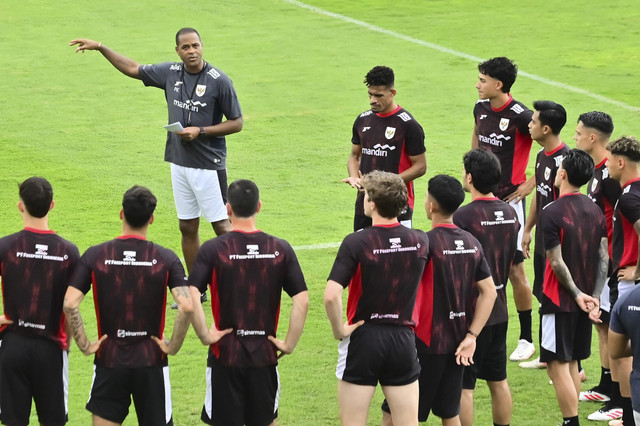 Pelatih Timnas Indonesia Patrick Kluivert (kiri) memberikan instruksi saat memimpin sesi latihan perdana di Training Center Bali United, Pantai Purnama, Gianyar, Bali, Senin (26/5/2025). Foto: Fikri Yusuf/ANTARA FOTO