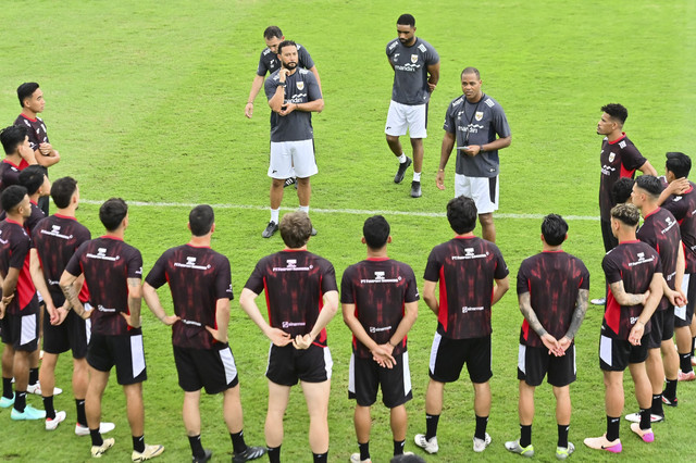 Pelatih Timnas Indonesia Patrick Kluivert (kedua kanan) memberikan instruksi saat memimpin sesi latihan perdana di Training Center Bali United, Pantai Purnama, Gianyar, Bali, Senin (26/5/2025). Foto: Fikri Yusuf/ANTARA FOTO