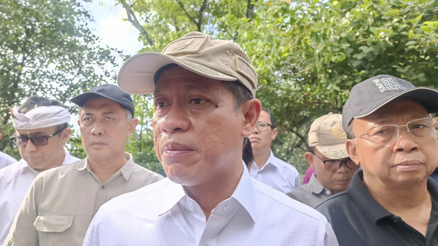 Menteri Lingkungan Hidup, Hanif Faisol Nurofiq, saat meninjau TPA Suwung di Kota Denpasar, Bali, Selasa (27/5/2025) Foto: Denita BR Matondang/kumparan