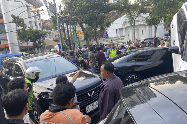 Kecelakaan beruntun 10 kendaraan di Medan, Senin (26/5/2025). Foto: Istimewa