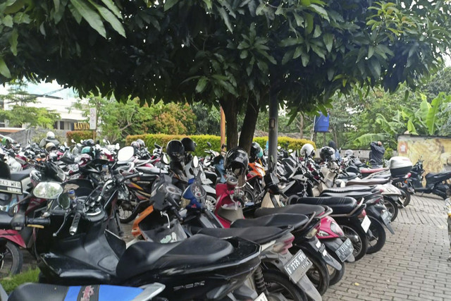 Suasana parkiran RSU Tangerang Selatan kondusif usai bentrokan dengan Ormas. Foto: Istimewa