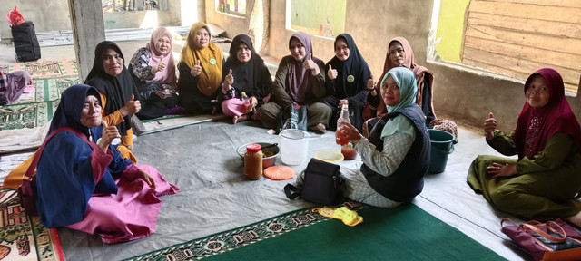 Penyulih Agama Islam di Mempawah bersama warga. Foto: Dok. Istimewa