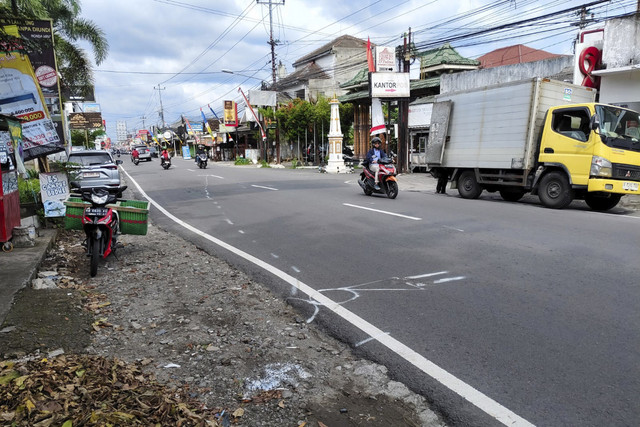 TKP kecelakaan yang tewaskan mahasiswa UGM Argo Ericko Achfandi di Jalan Palagan, Kapanewon Ngaglik, Kabupaten Sleman, Selasa (27/5/2025). Foto: Arfiansyah Panji Purnandaru/kumparan