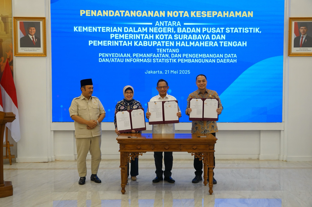 Wali Kota Eri Cahyadi (kanan), Menteri Dalam Negeri Tito Karnavian (kedua dari kanan), dan Kepala Badan Pusat Statistik, Amalia Adininggar Widyasanti (kedua dari kiri) pada penandatangan nota kesepahaman dalam penyediaan, pemanfaatan, dan pengembangan data atau informasi statistik pembangunan daerah di Jakarta. Foto: Dok. Istimewa