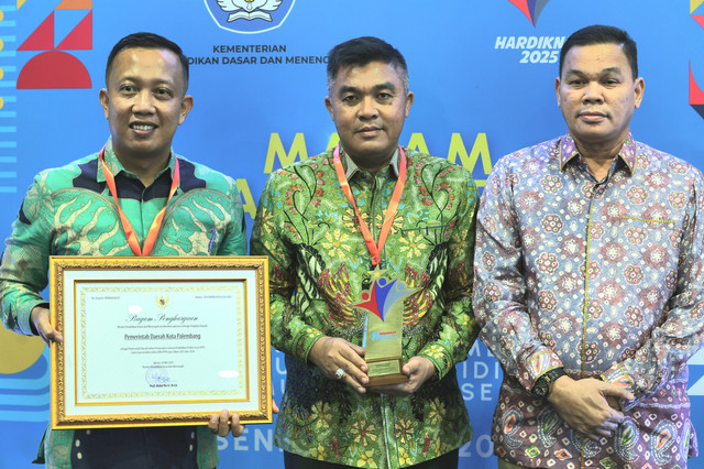 Sekda Palembang terima penghargaan dari Mendikdasmen/ist.