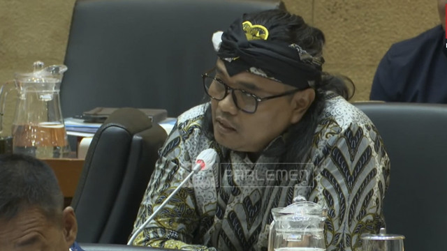 Anggota Komisi IX dari Fraksi NasDem Nurhadi saat rapat kerja (Raker) Komisi IX DPR RI dengan Menkes, DSJN, Dirut BPJS Kesehatan, Persi, ARSSI, Arsada, dan Apkesmi. Foto: Youtube/ TVR Parlemen
