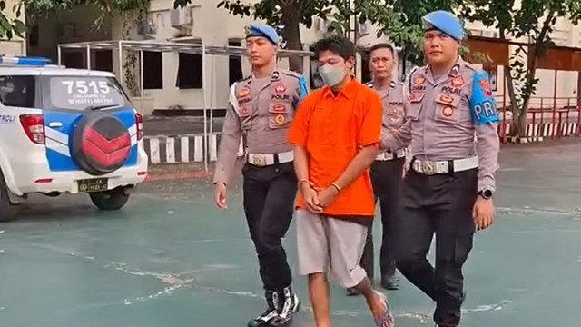 Pengemudi Isuzu Elf yang alami kecelakaan di Tawangmangu, Karanganyar, saat dihadirkan dalam konferensi pers di Mapolres Karanganyar. (Aset: Istimewa)