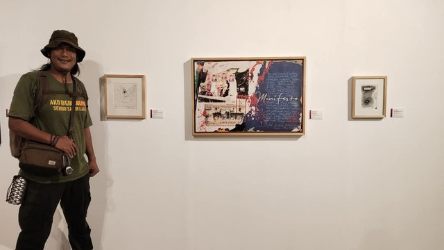 Rekki Zakkia bersama karyanya dalam Suluh Sumurup Art Fest 2025. Foto: Dok. Rekki Zakkia